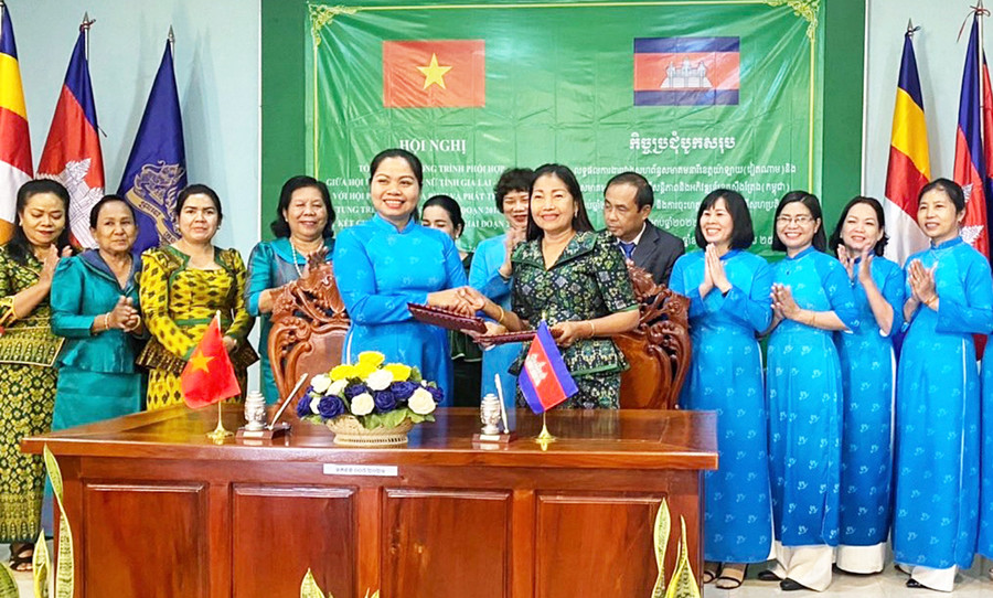 Hội LHPN tỉnh Gia Lai và Sở Công tác Phụ nữ tỉnh Stung Treng (Vương quốc Campuchia) ký kết chương trình phối hợp giai đoạn 2022-2025. Ảnh: Duy Linh  Hội LHPN tỉnh Gia Lai và Sở Công tác Phụ nữ tỉnh Stung Treng (Vương quốc Campuchia) ký kết chương trình phối hợp giai đoạn 2022-2025. Ảnh: Duy Linh