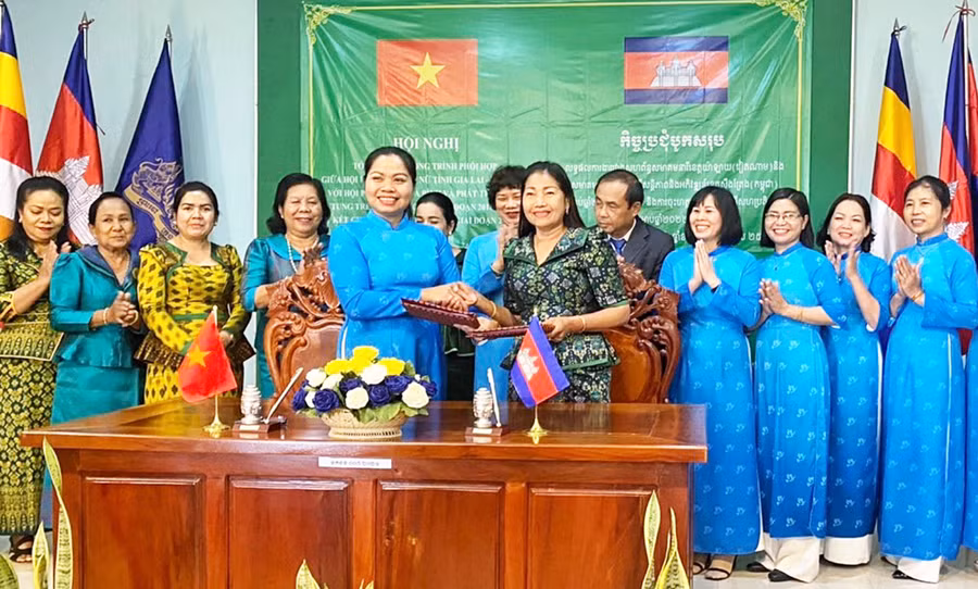  Hội LHPN tỉnh Gia Lai và Sở Công tác Phụ nữ tỉnh Stung Treng (Vương quốc Campuchia) ký kết chương trình phối hợp giai đoạn 2022-2025. Ảnh: Duy Linh