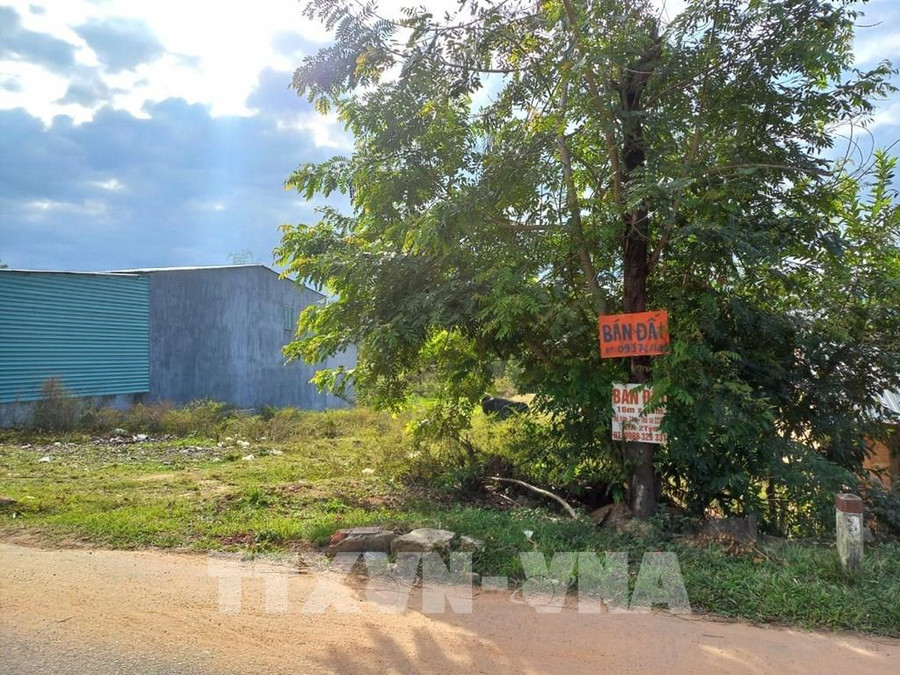 Nhiều lô đất tại thành phố Kon Tum treo biển bán đã lâu nhưng không có người hỏi mua. Ảnh: Dư Toán – TTXVN