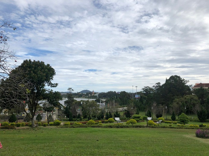 Đà Lạt là thủ phủ tỉnh Lâm Đồng, nằm trên cao nguyên Lâm Viên ở độ cao 1.500 m so với mực nước biển. Cách TP HCM khoảng 300 km và có khí hậu mát mẻ năm nên Đà Lạt là điểm nghỉ dưỡng lý tưởng, giúp du khách thoát khỏi thời tiết nóng của vùng Nam Bộ. Ảnh: Lam Giang