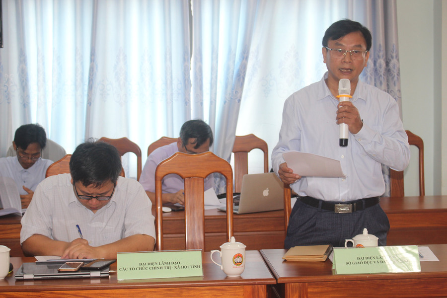 Ông Nguyễn Văn Long (bìa phải)-Phó Giám đốc Sở Giáo dục và Đào tạo phát biểu ý kiến tại hội nghị phản biện xã hội. Ảnh: Phan Lài