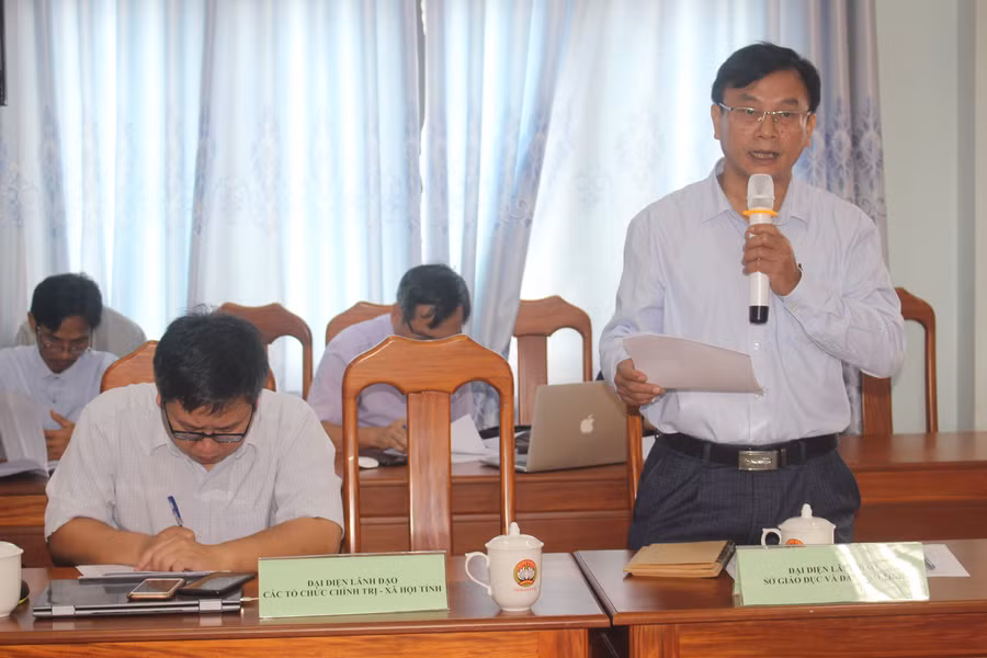 Ông Nguyễn Văn Long (bìa phải)-Phó Giám đốc Sở Giáo dục và Đào tạo phát biểu ý kiến tại hội nghị phản biện xã hội. Ảnh: Phan Lài