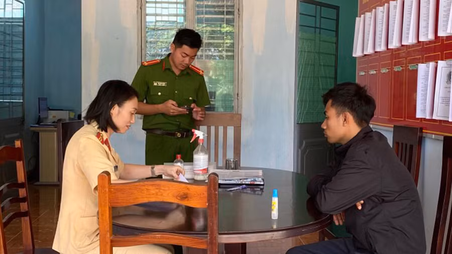  Công an huyện Chư Păh làm việc với 1 thanh niên càn quấy gây mất trật tự tại hàng thông trăm tuổi. Ảnh: Văn Ngọc