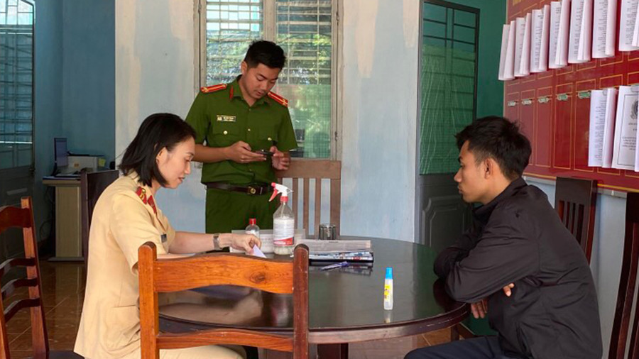 Công an huyện Chư Păh làm việc với 1 thanh niên càn quấy gây mất trật tự tại hàng thông trăm tuổi. Ảnh: Văn Ngọc Công an huyện Chư Păh làm việc với 1 thanh niên càn quấy gây mất trật tự tại hàng thông trăm tuổi. Ảnh: Văn Ngọc