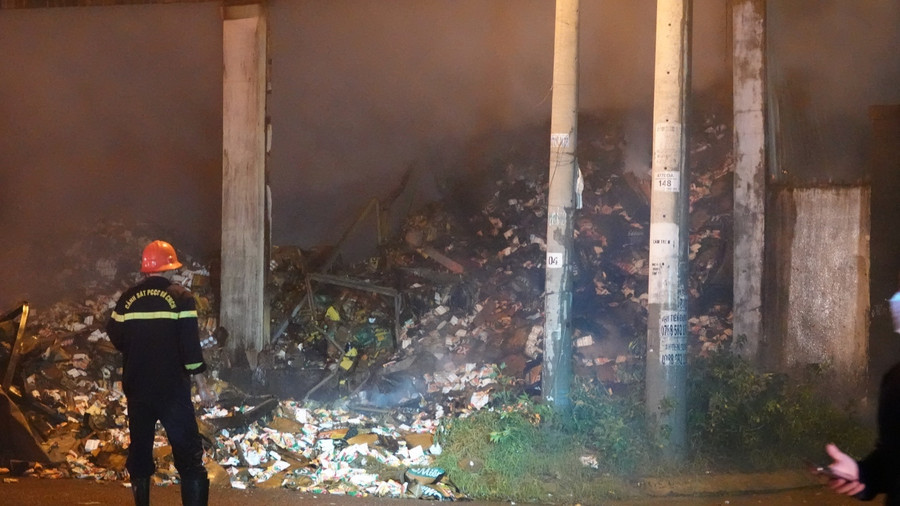 Nhiều hàng hóa đã bị thiêu rụi sau vụ cháy. Ảnh: Hoàng Trọng Nhiều hàng hóa đã bị thiêu rụi sau vụ cháy. Ảnh: Hoàng Trọng