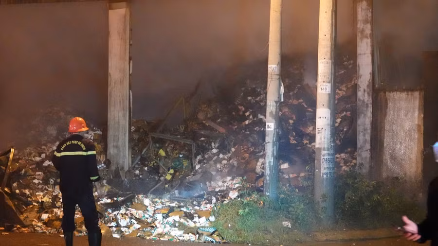 Nhiều hàng hóa đã bị thiêu rụi sau vụ cháy. Ảnh: Hoàng Trọng