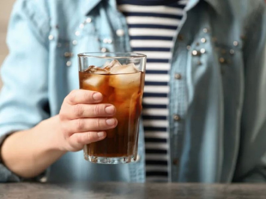 Uống nhiều nước ngọt có đường có thể gây hại cho sức khỏe thận. Ảnh: Shutterstock