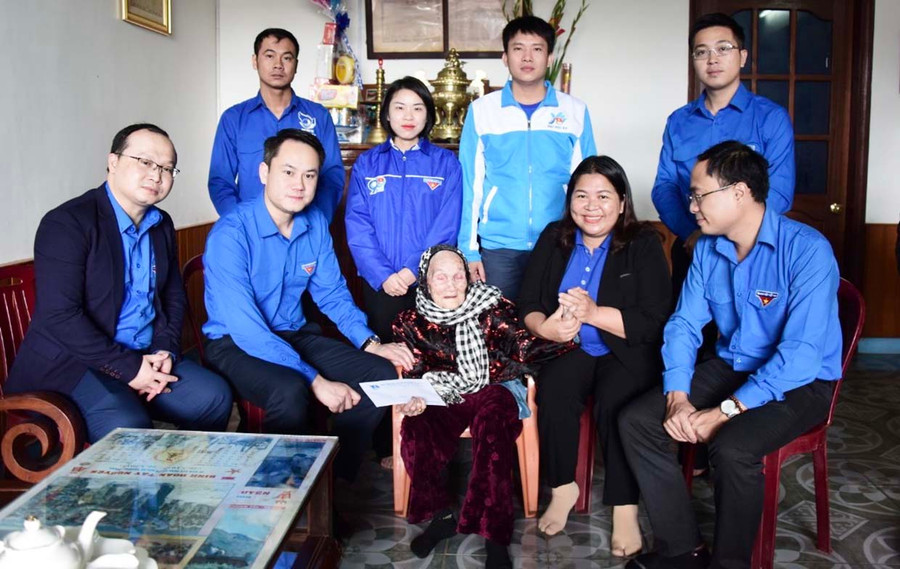 Các đại biểu đến thăm, tặng quà Mẹ Việt Nam Anh hùng Nguyễn Thị Mười (phường Ia Kring, TP. Pleiku). Ảnh: Đ.T