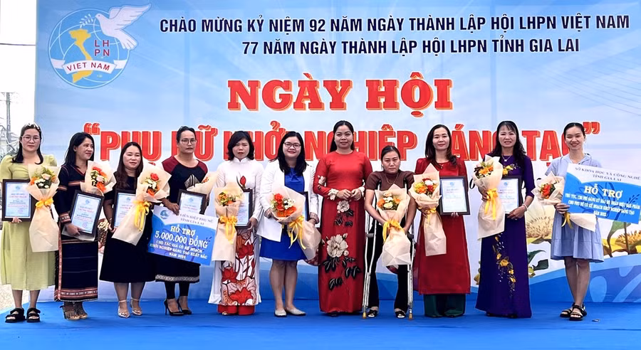 Hội LHPN tỉnh trao vốn hỗ trợ cho hội viên có ý tưởng, dự án khởi nghiệp hiệu quả. Ảnh: Đinh Yến