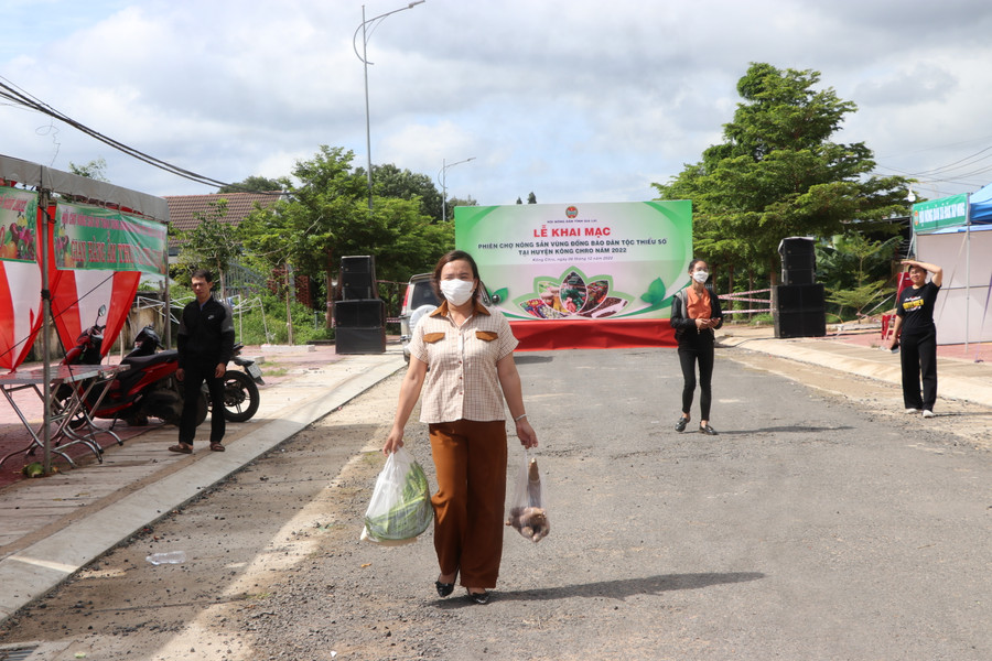 Đã có hơn 1.000 người dân đến tham quan, mua sắm tại Phiên chợ nông sản vùng đồng bào dân tộc thiểu số năm 2022. Ảnh: Ngọc Minh 