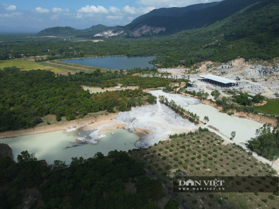 Sau khi khai thác đất trái phép, doanh nghiệp kiếm bộn tiền để lại 3 hố sâu “tử thần” ở xã Cát Nhơn, huyện Phù Cát, tỉnh Bình Định, 