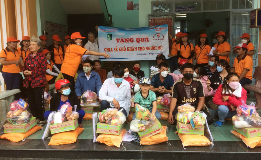 Hội Người mù tỉnh Gia Lai phối hợp với các nhà hảo tâm tặng quà cho các hội viên có hoàn cảnh khó khăn. Ảnh: Hà Phương