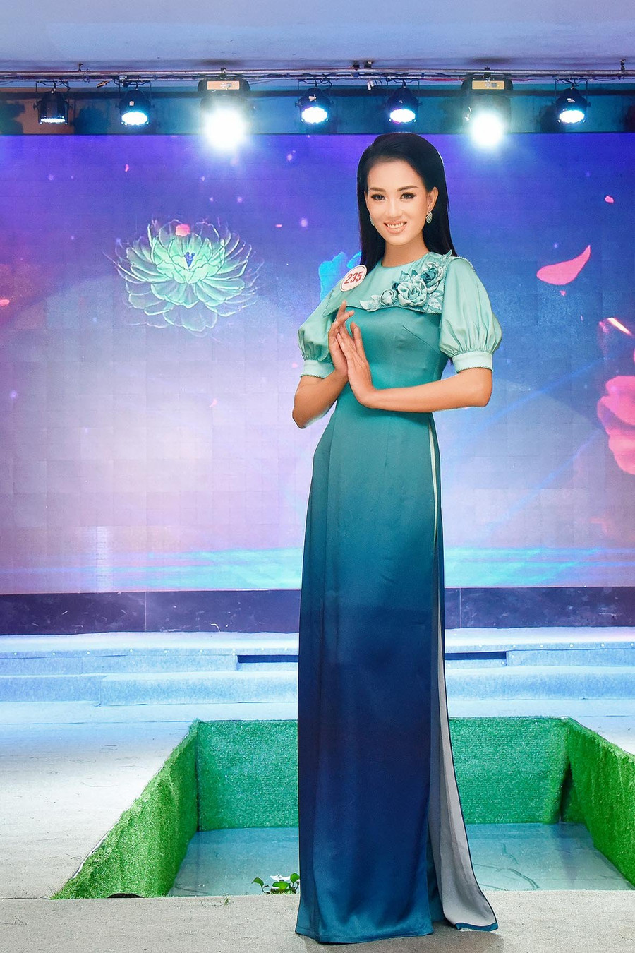 Thí sinh duyên dáng trong phần thi áo dài. Ảnh: Đức Thụy