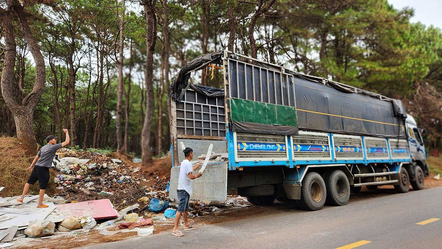  Lực lượng chức năng yêu cầu tài xế dọn dẹp toàn bộ rác đã thải ra môi trường, trả lại hiện trường ban đầu cho khu vực. Ảnh: Bá Bính