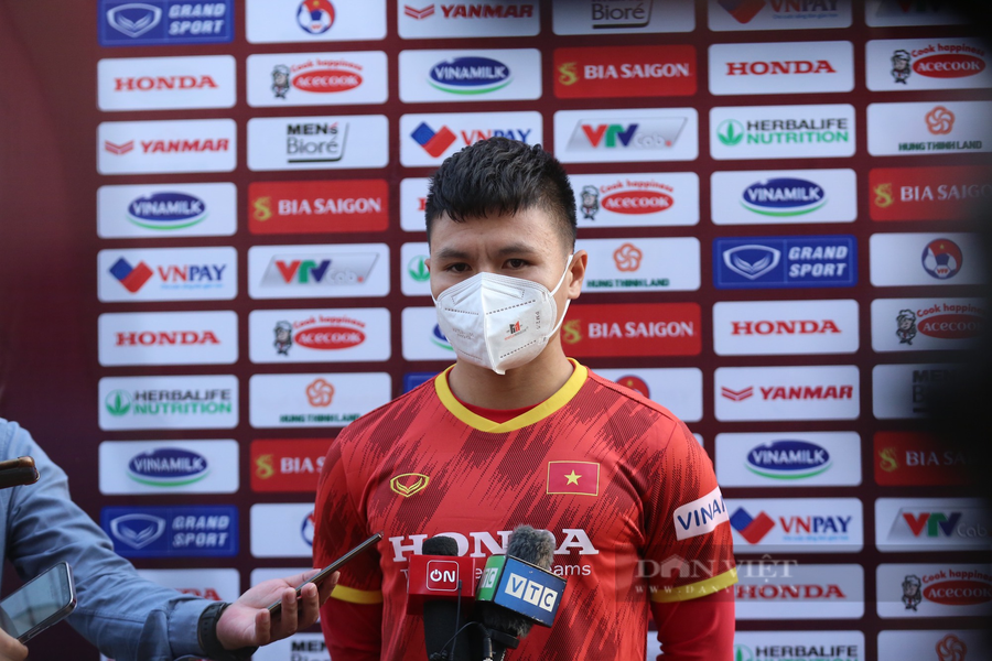 Quang Hải trả lời phỏng vấn báo chí chiều ngày 16/12. Ảnh: Cao Oanh