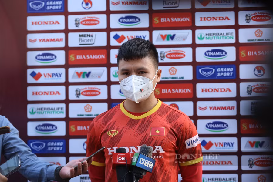 Quang Hải trả lời phỏng vấn báo chí chiều ngày 16/12. Ảnh: Cao Oanh