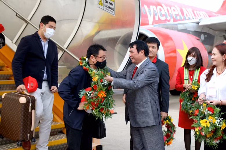 Đồng chí Phạm S - Phó Chủ tịch UBND tỉnh, cùng đại diện các sở, ngành, địa phương tặng hoa cho các vị khách đầu tiên đáp xuống sân bay Liên Khương