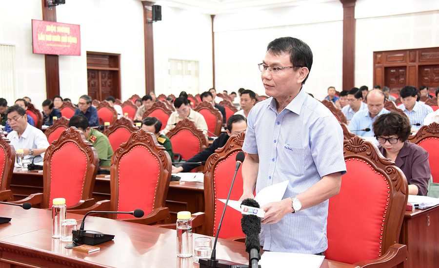 Bí thư Thành ủy Pleiku Trịnh Duy Thuân nêu khó khăn trong triển khai các dự án thu hút đầu tư, đấu giá đất. Ảnh: Đức Thụy Bí thư Thành ủy Pleiku Trịnh Duy Thuân nêu khó khăn trong triển khai các dự án thu hút đầu tư, đấu giá đất. Ảnh: Đức Thụy