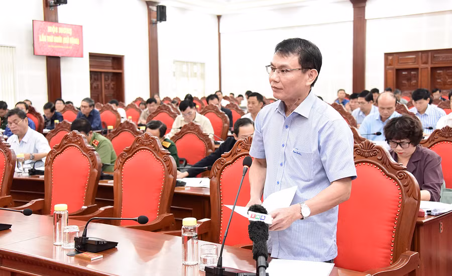 Bí thư Thành ủy Pleiku Trịnh Duy Thuân nêu khó khăn trong triển khai các dự án thu hút đầu tư, đấu giá đất. Ảnh: Đức Thụy 