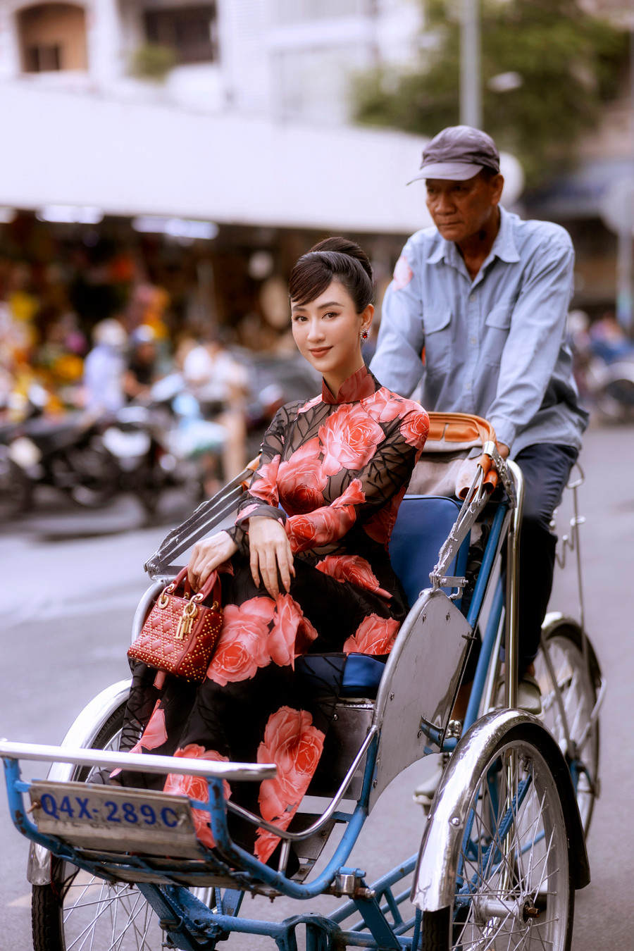 Ngoài những thiết kế có phần phóng khoáng, nhà mốt Song Toàn vẫn mang đến cho giới mộ điệu những mẫu áo dài có thiết kế truyền thống và kín đáo hơn. Ảnh: Nguyễn Toại