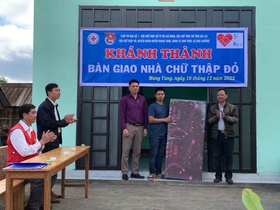 Đại diện lãnh đạo UBND xã Kon Thụp tặng quà cho em Nguyễn Trung Hiếu (thứ 4 từ trái sang; làng Groi, xã Kon Thụp, huyện Mang Yang) nhân dịp bàn giao nhà mới. Ảnh: Như Nguyện Đại diện lãnh đạo UBND xã Kon Thụp tặng quà cho em Nguyễn Trung Hiếu (áo xanh dương)- làng Groi, xã Kon Thụp, huyện Mang Yang nhân dịp bàn giao nhà mới. Ảnh: Như Nguyện