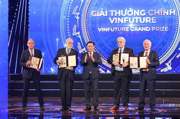 Giải thưởng chính VinFuture 2022 trị giá 3 triệu USD được trao cho 5 nhà khoa học phát minh ra công nghệ mạng toàn cầu. Ảnh: Minh Sơn/Vietnam+