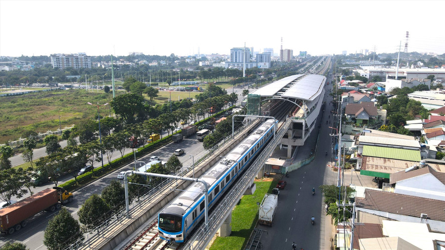 Tàu metro số 1 chạy qua ga Công nghệ cao. Ảnh: Anh Tú