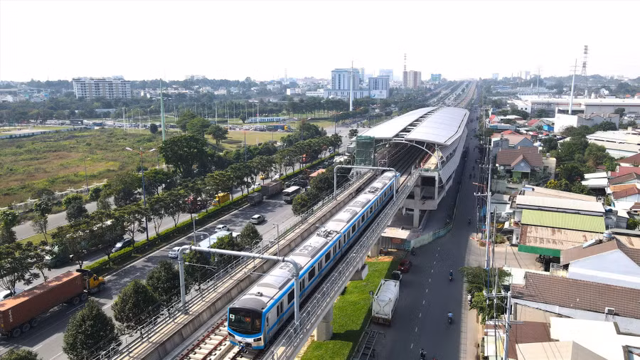 Tàu metro số 1 chạy qua ga Công nghệ cao. Ảnh: Anh Tú
