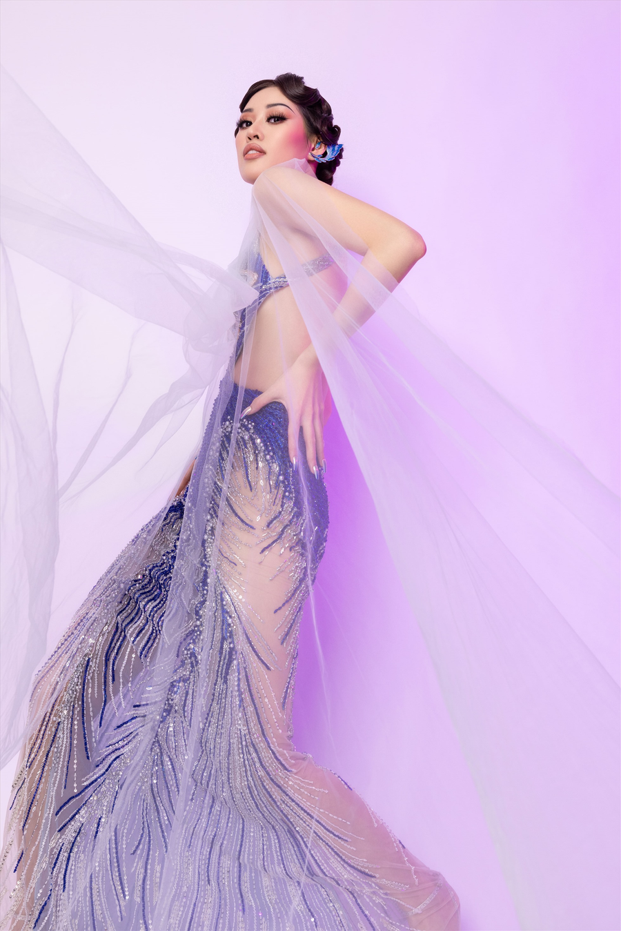 “Tháng 12 có rất nhiều ý nghĩa với Vân, đặc biệt hơn năm nay sẽ kỷ niệm 3 năm ngày Vân đăng quang Hoa hậu Hoàn vũ Việt Nam. Đó là dấu mốc quan trọng trong cuộc đời và thanh xuân của Vân. Vân trân trọng tất cả và muốn tổ chức chương trình thời trang để kỷ niệm khoảnh khắc khó quên này”, Khánh Vân chia sẻ. Ảnh: Nguyễn Long