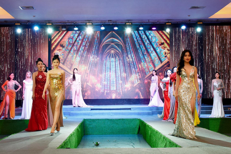 Các thí sinh tự tin trình diễn phần thi trang phục dạ hội. Ảnh: Đức Thụy