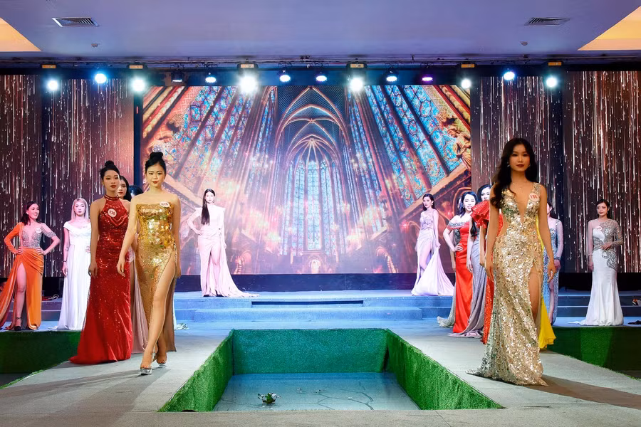 Các thí sinh tự tin trình diễn phần thi trang phục dạ hội. Ảnh: Đức Thụy