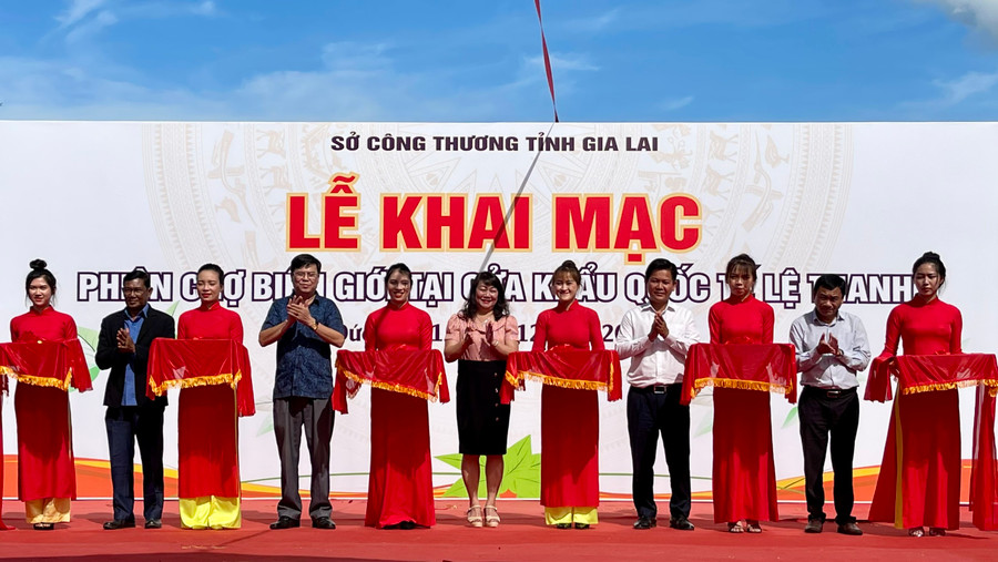 Các đại biểu cắt băng khai mạc Phiên chợ biên giới tại cửa khẩu quốc tế Lệ Thanh (huyện Đức Cơ, tỉnh Gia Lai). Ảnh: Vũ Thảo