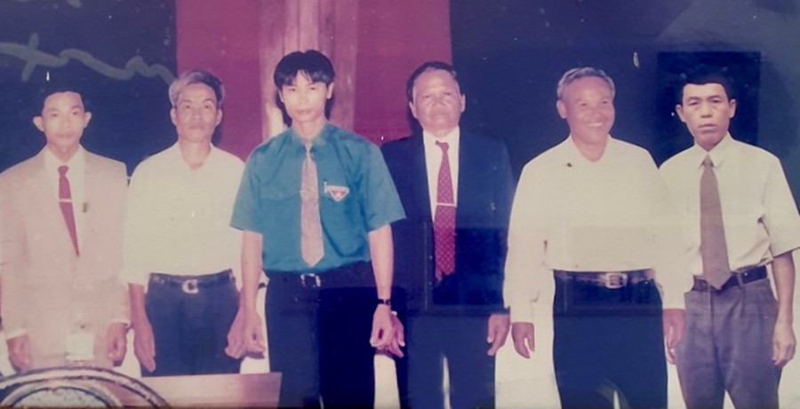 Ông Huỳnh Thế Mạnh (bìa trái) tại lễ công bố thành lập xã Ia Drăng năm 2002 (ảnh tư liệu).  Ông Huỳnh Thế Mạnh (bìa trái) tại lễ công bố thành lập xã Ia Drăng năm 2002 (ảnh tư liệu).