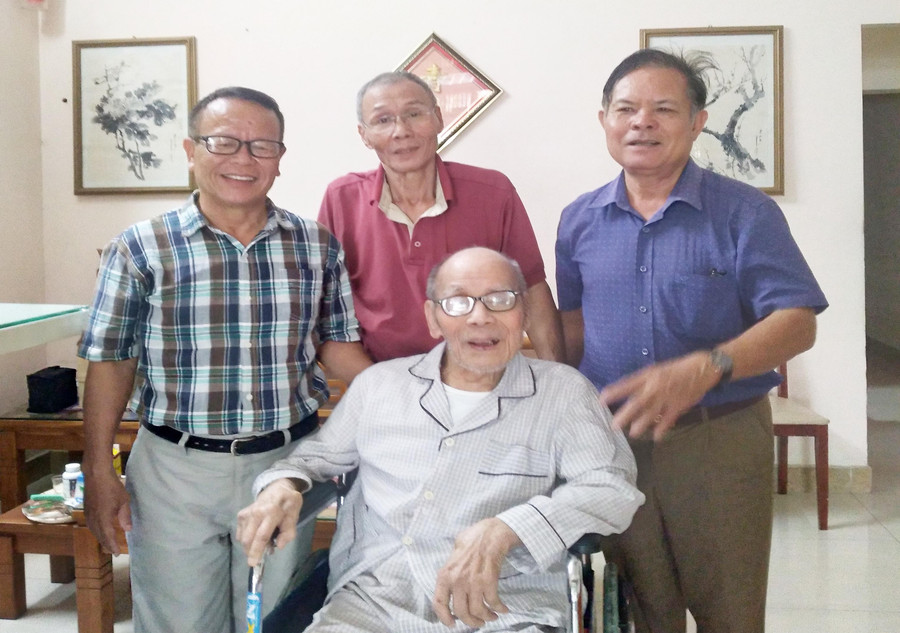 Tác giả (bìa trái) chụp ảnh cùng ông Đỗ Huyên (người ngồi). Ảnh: H.L.V