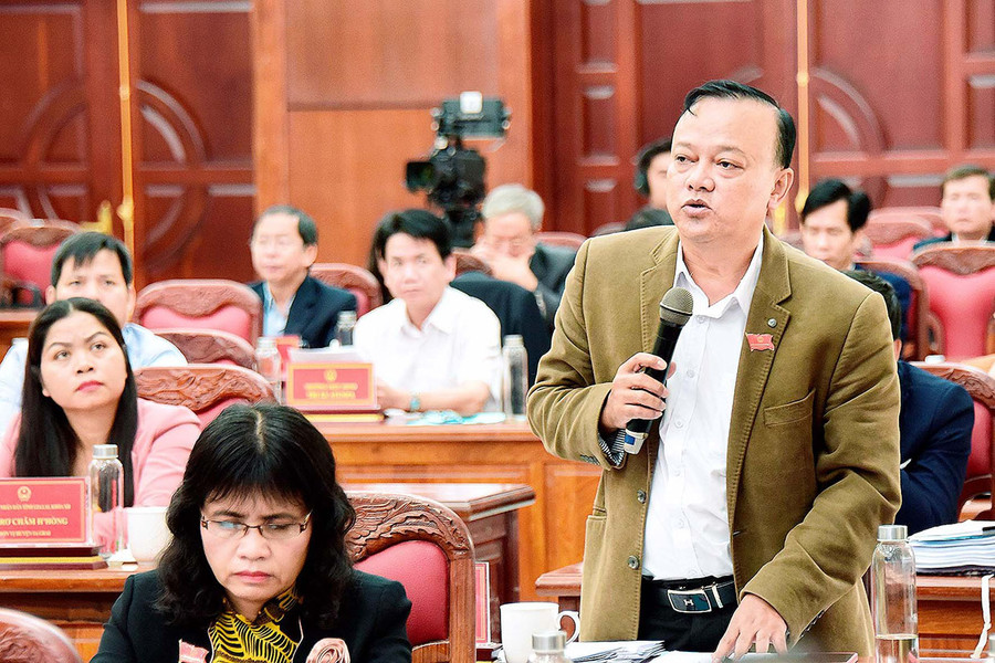 Đại biểu Rah Lan Song Linh-Phó Trưởng ban Văn hóa-Xã hội HĐND tỉnh chất vấn lãnh đạo Sở Y tế. Ảnh: Đức Thụy