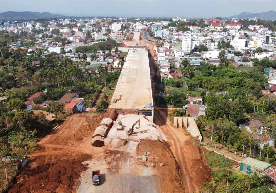 Khu vực cầu cạn của dự án khối lượng công việc phải thi công còn khá nhiều. Ảnh: Hoàng Bình