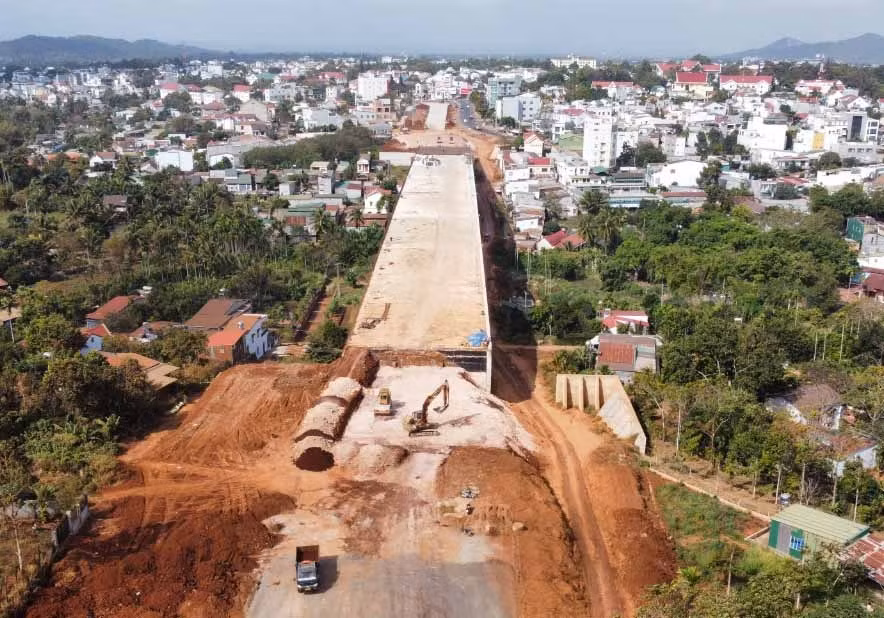 Khu vực cầu cạn của dự án khối lượng công việc phải thi công còn khá nhiều. Ảnh: Hoàng Bình