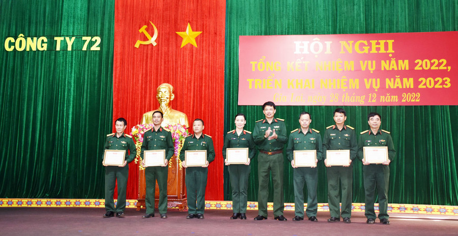 Giám đốc Công ty 72 trao thưởng cho các tập thể đạt thành tích xuất sắc. Ảnh: Vĩnh Hoàng