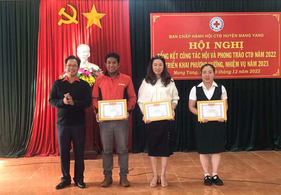  Ông Ngô Gia Lĩnh-Chủ tịch Hội Chữ thập đỏ huyện Mang Yang tặng giấy khen cho 3 tập thể vì đã có thành tích xuất sắc trong công tác Hội và phong trào Chữ thập đỏ năm 2022. Ảnh: Minh Hiển
