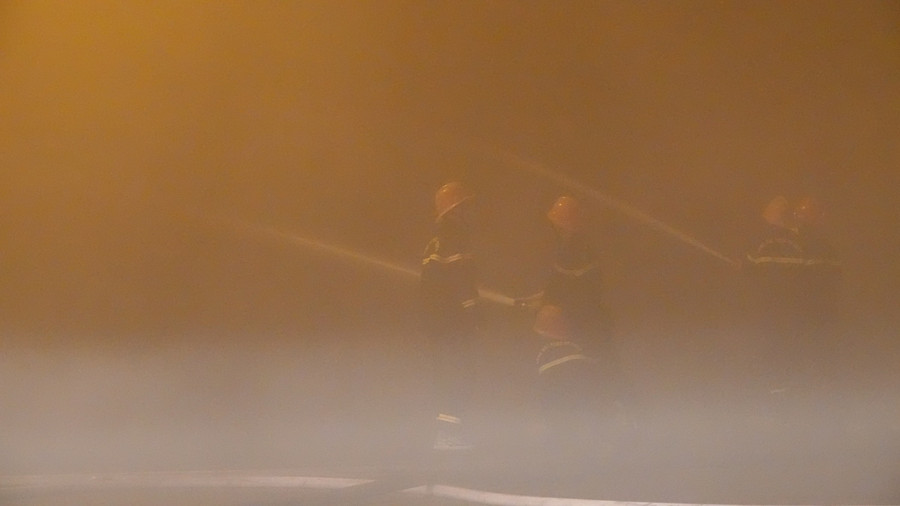 Lực lượng chữa cháy gặp rất nhiều khó khăn khi dập lửa. Ảnh: Hoàng Trọng Lực lượng chữa cháy gặp rất nhiều khó khăn khi dập lửa. Ảnh: Hoàng Trọng