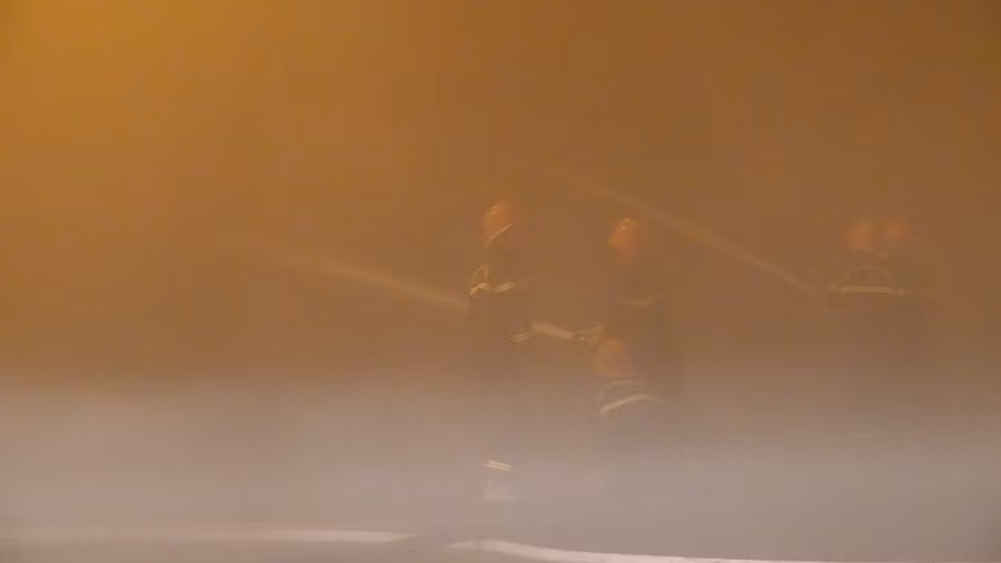  Lực lượng chữa cháy gặp rất nhiều khó khăn khi dập lửa. Ảnh: Hoàng Trọng