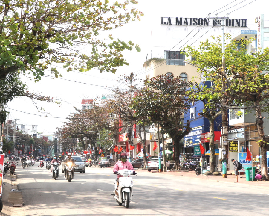 Người dân tấp nập đổ về trung tâm thị xã An Khê mua sắm, nhộn nhịp. Ảnh: Ngọc Minh