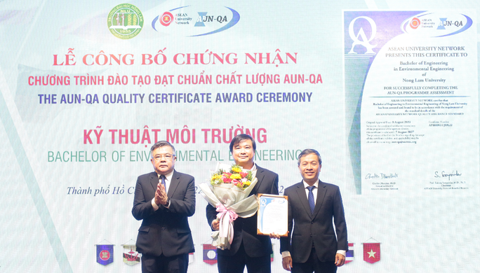 PGS-TS Ngô Văn Thuyên - đại diện AUN - trao chứng nhận đạt kiểm định cho Trường ĐH Nông Lâm TP HCM PGS-TS Ngô Văn Thuyên - đại diện AUN - trao chứng nhận đạt kiểm định cho Trường ĐH Nông Lâm TP HCM