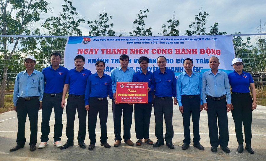 Cụm hoạt động số 5 bàn giao công trình sân bóng chuyền thanh niên cho Nông trường Cao su An Biên. Ảnh: Minh Sang