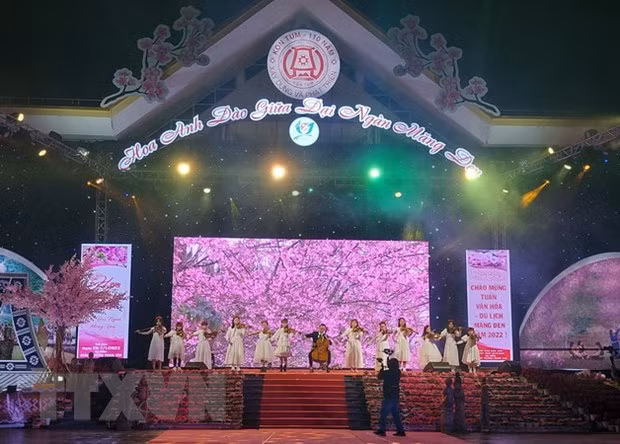 Chương trình biểu diễn nghệ thuật tại Lễ khai mạc Tuần Văn hóa-Du lịch Măng Đen 2022, tại thị trấn Măng Đen, huyện Kon Plông, tỉnh Kon Tum. Ảnh: Khoa Chương/TTXVN