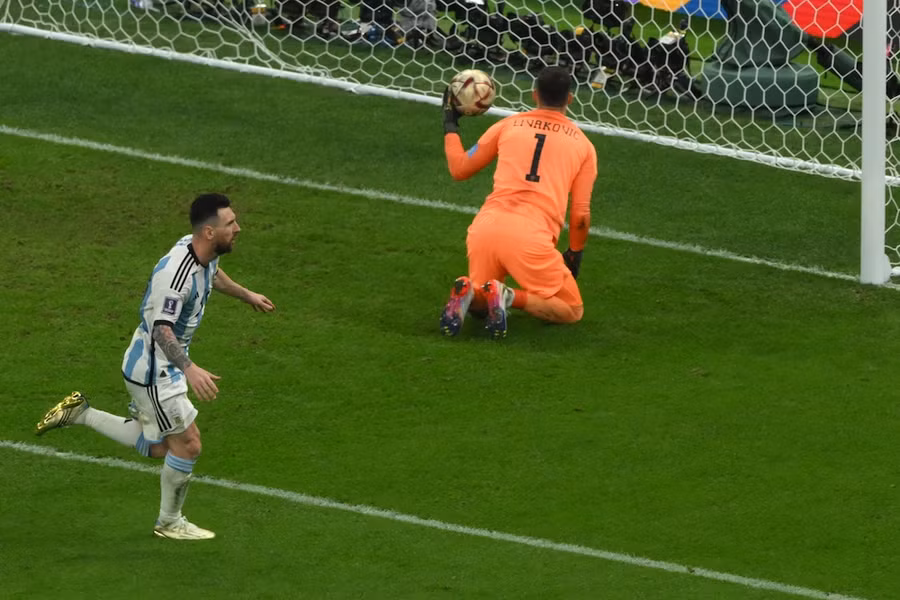 Messi thực hiện thành công quả phạt đền trong trận thắng Croatia. Ảnh: AFP