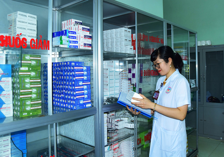  Thượng úy Lê Thị Ngọc Anh kiểm tra, sắp xếp các loại thuốc. Ảnh: Vĩnh Hoàng