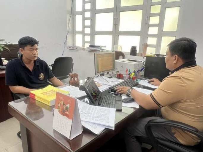 Đối tượng Tài (áo đen) tại cơ quan công an  Đối tượng Tài (áo đen) tại cơ quan công an