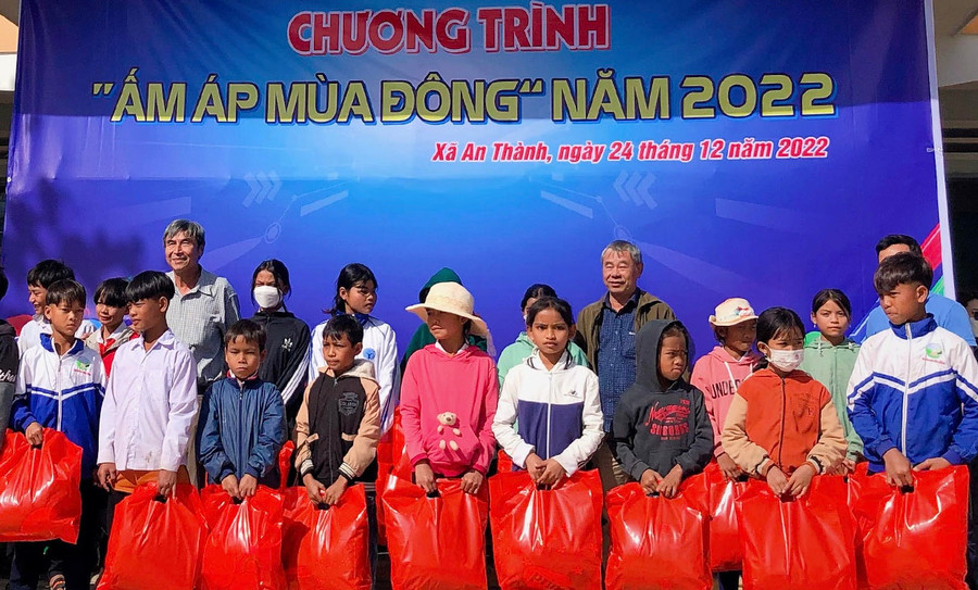 Tặng quà cho các em học sinh. Ảnh: Lan Anh Quang cảnh tại chương trình. Ảnh: Lan Anh