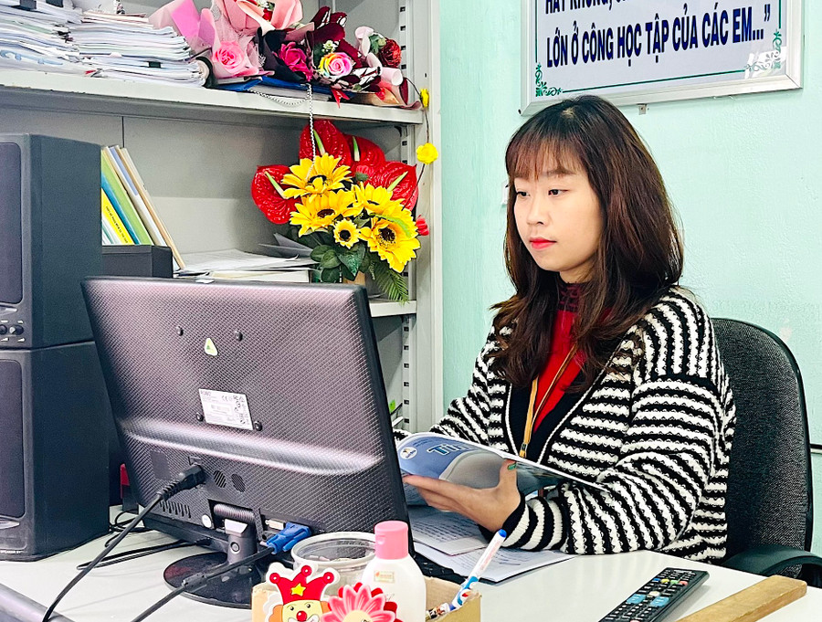 Cô Lê Thị Ngọc Hải-Giáo viên Trường Tiểu học Võ Thị Sáu (phường Tây Sơn, thị xã An Khê) thamg gia góp ý bản mẫu SGK môn Tin học lớp 4. Ảnh: Mộc Trà